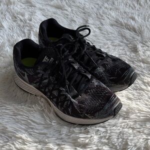 Nike Women's Black and Gray Zoom Pegasus 32 Athletic Shoes